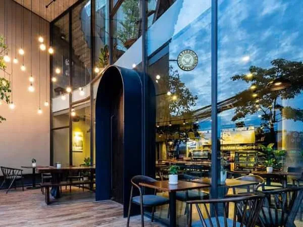 thiết kế quán cafe bằng kính theo phong cách hiện đại 