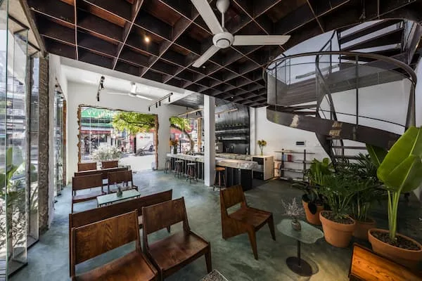 thiết kế quán cafe kính theo hướng cổ điển