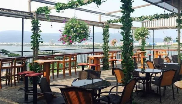 quán cafe ven sông không gian thường thoáng mát